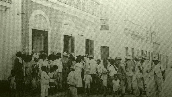 Distribuição de esmolas aos pobres. Na foto vê-se o sobrado onde funcionou, em 1929, a sede da Loja Fraternidade de Aracati. Atualmente sede do Museu Jaguaribano. Antero Pereira Filho. A maçonaria em Aracati (1920-1949) p. 29